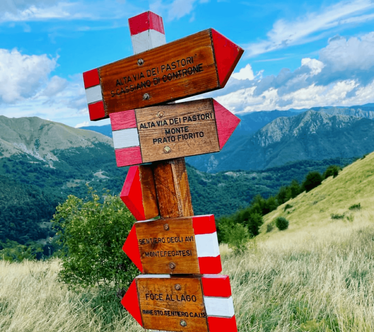 guiding signs in montefegatesi